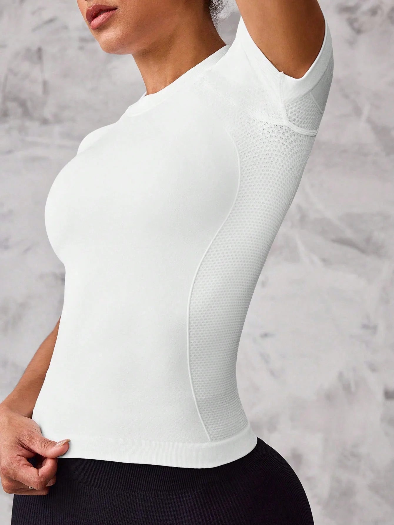 Women's short-sleeved sports top, breathable and quick-drying fabric, suitable for running and yoga,