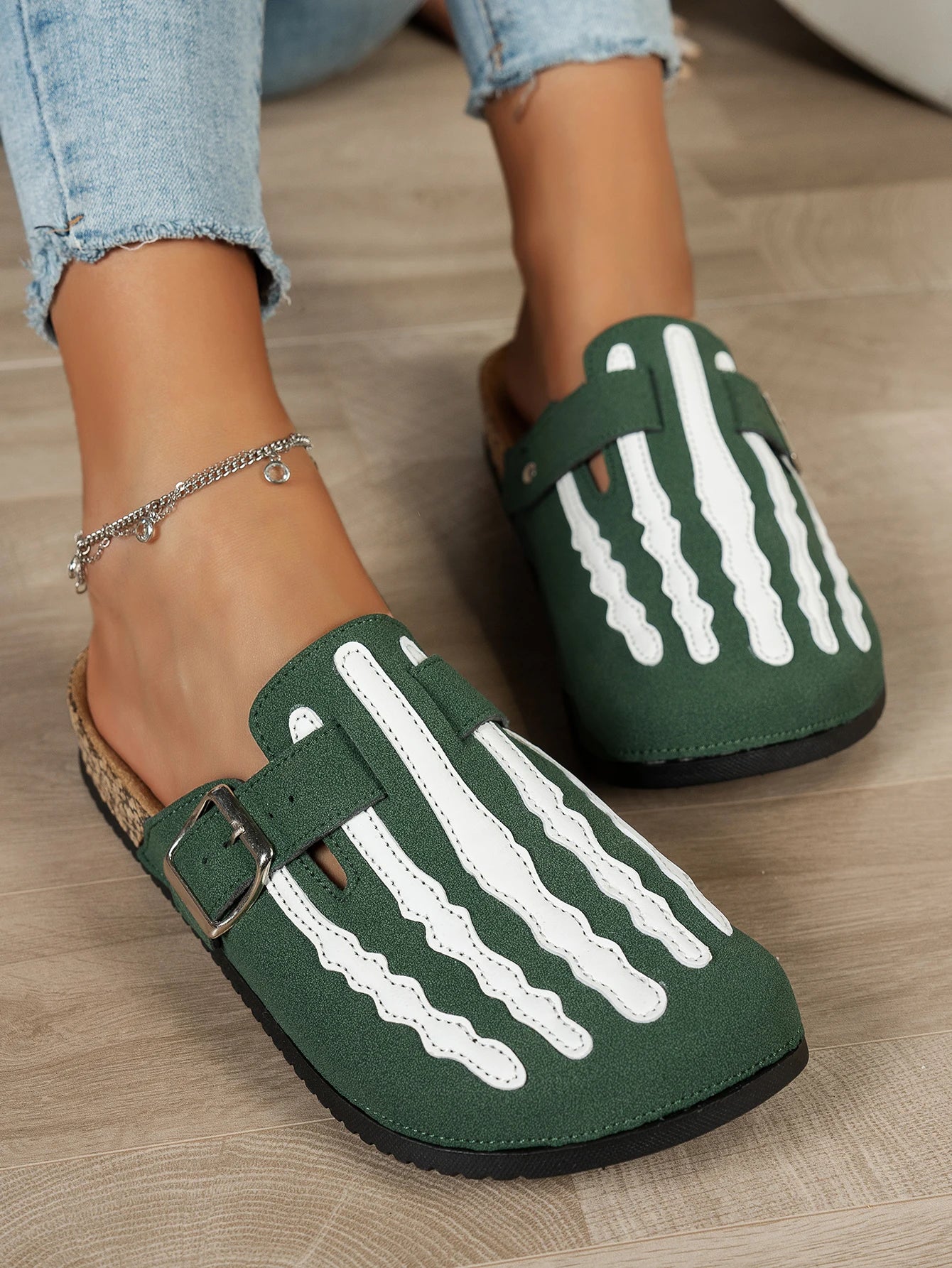 Women's New Half-Slip Halloween Trendy Skeleton Print Slip-On Design Sandals, Closed-Toe Low-Top Buckle Strap Casual Slippers, Suitable for Indoor and Outdoor Wear, Spring, Summer, and Autumn, Unique Street Style Simple Desig