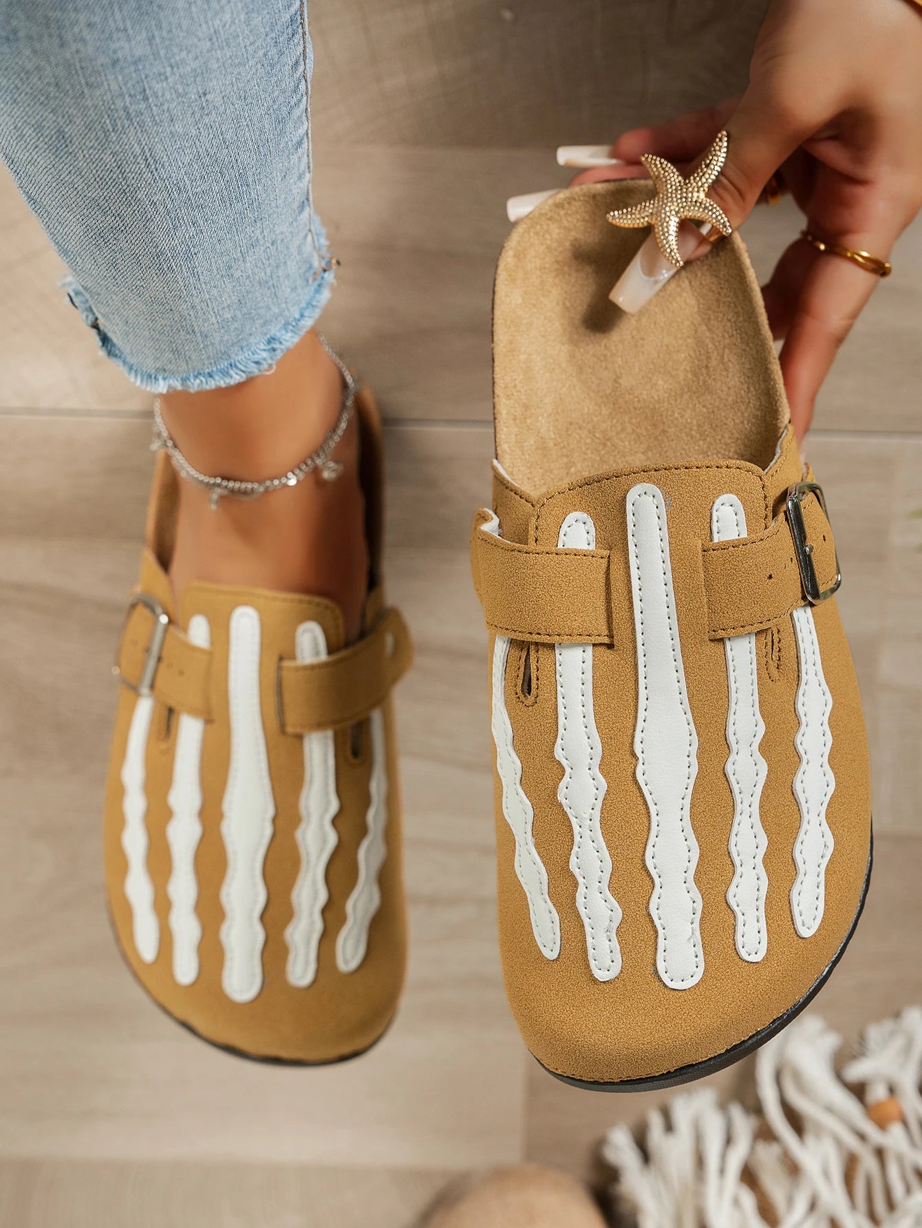 Women's New Half-Slip Halloween Trendy Skeleton Print Slip-On Design Sandals, Closed-Toe Low-Top Buckle Strap Casual Slippers, Suitable for Indoor and Outdoor Wear, Spring, Summer, and Autumn, Unique Street Style Simple Desig