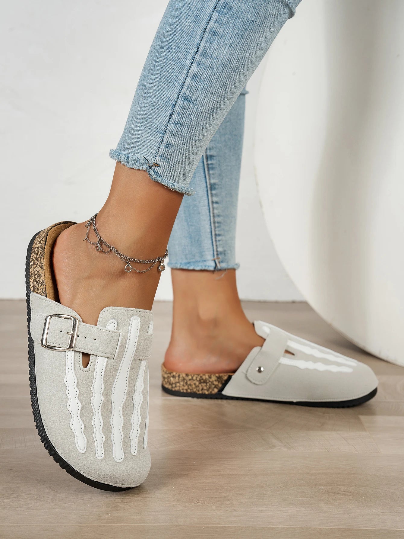 Women's New Half-Slip Halloween Trendy Skeleton Print Slip-On Design Sandals, Closed-Toe Low-Top Buckle Strap Casual Slippers, Suitable for Indoor and Outdoor Wear, Spring, Summer, and Autumn, Unique Street Style Simple Desig