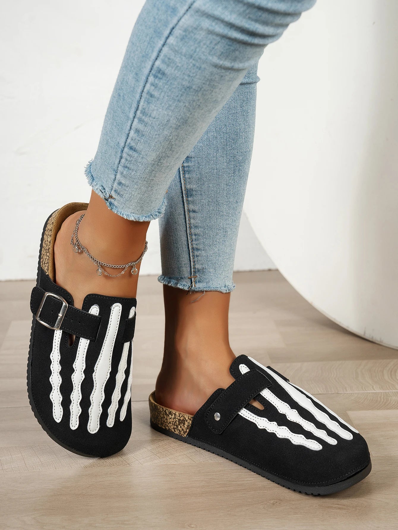 Women's New Half-Slip Halloween Trendy Skeleton Print Slip-On Design Sandals, Closed-Toe Low-Top Buckle Strap Casual Slippers, Suitable for Indoor and Outdoor Wear, Spring, Summer, and Autumn, Unique Street Style Simple Desig
