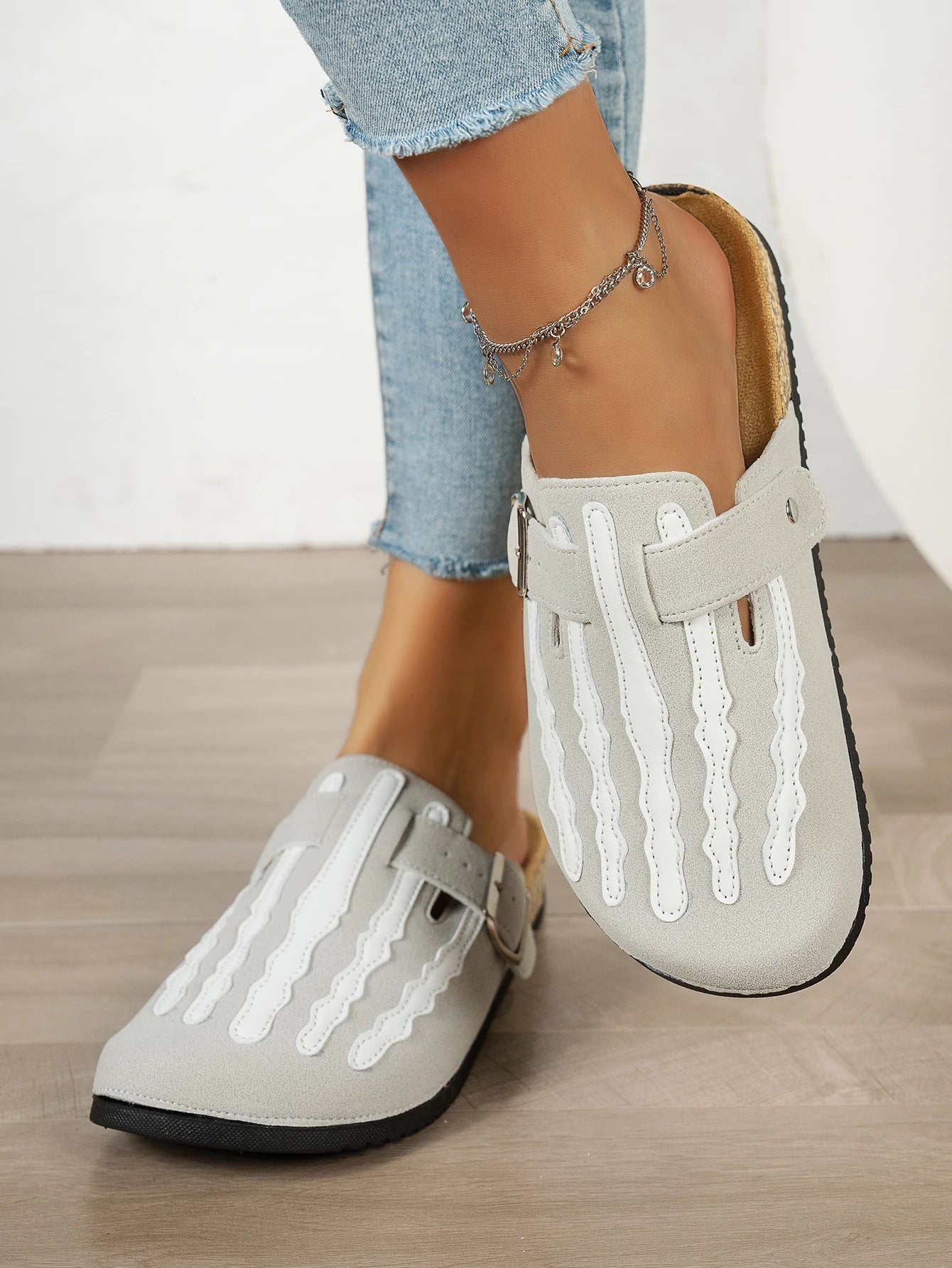 Women's New Half-Slip Halloween Trendy Skeleton Print Slip-On Design Sandals, Closed-Toe Low-Top Buckle Strap Casual Slippers, Suitable for Indoor and Outdoor Wear, Spring, Summer, and Autumn, Unique Street Style Simple Desig