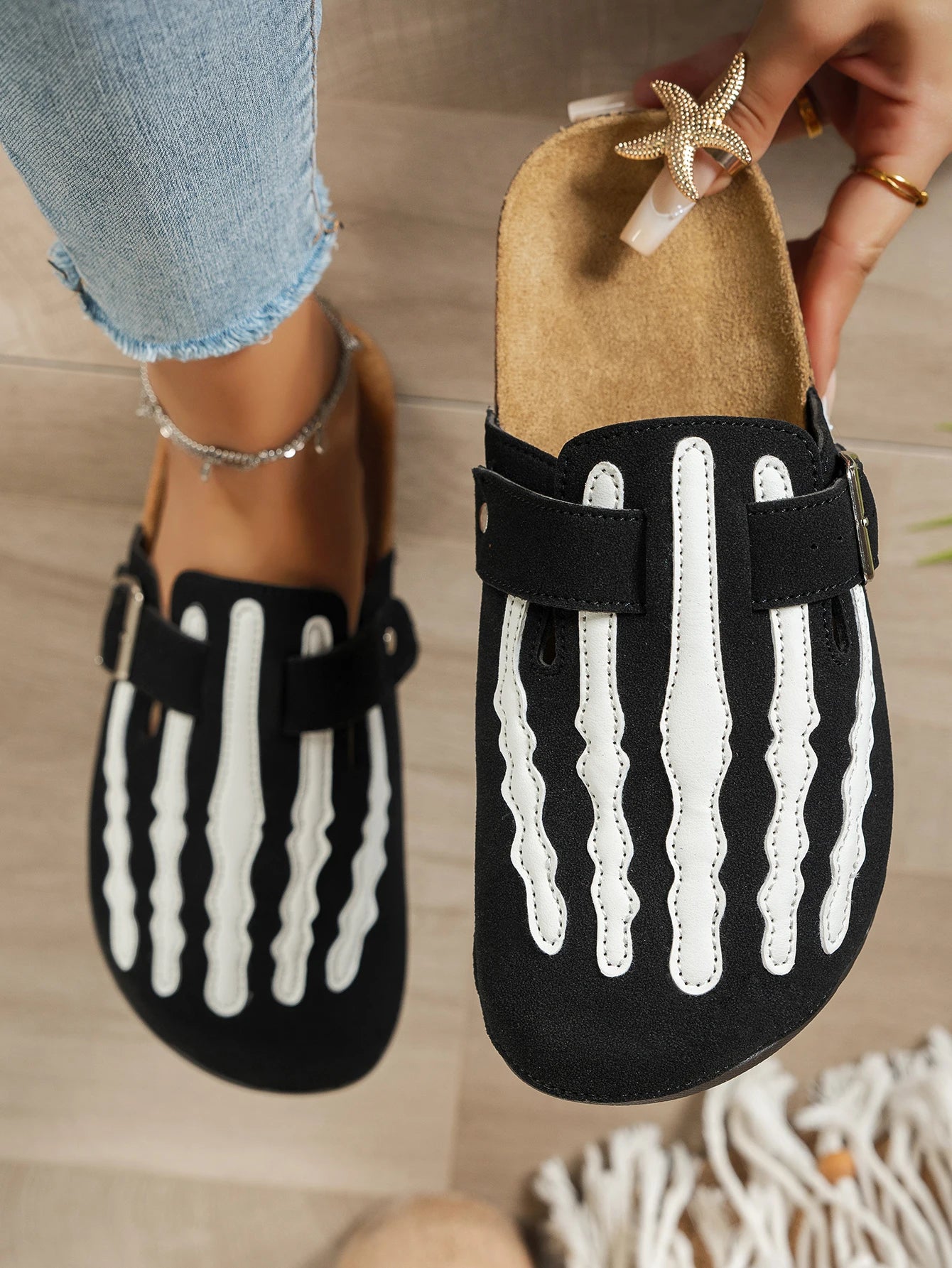 Women's New Half-Slip Halloween Trendy Skeleton Print Slip-On Design Sandals, Closed-Toe Low-Top Buckle Strap Casual Slippers, Suitable for Indoor and Outdoor Wear, Spring, Summer, and Autumn, Unique Street Style Simple Desig
