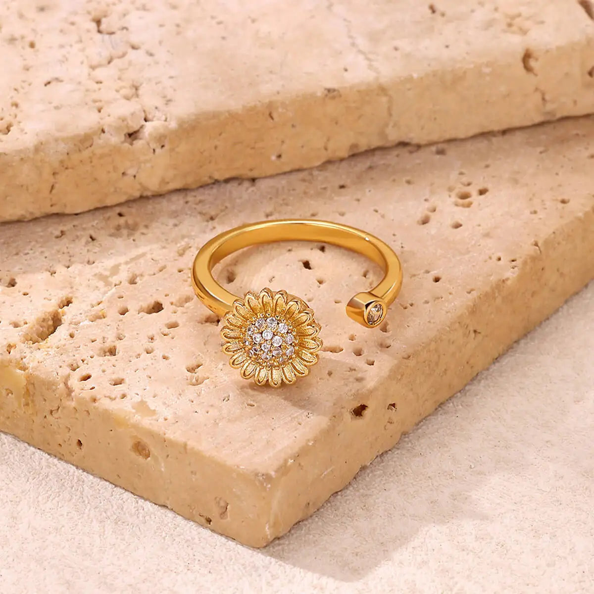 Luxury Four Clover Flower Ring – Fidget & Anti-Stress Design