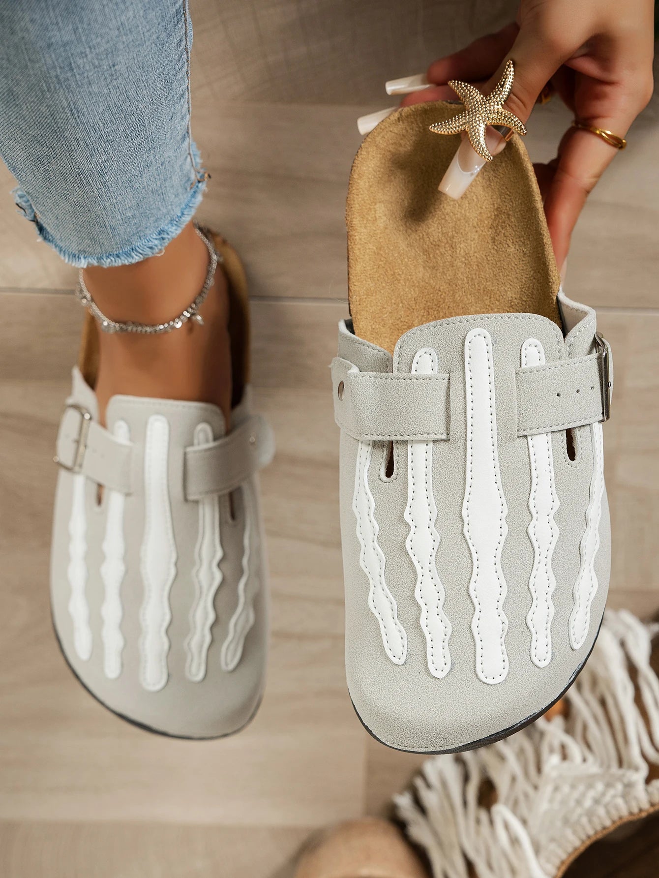 Women's New Half-Slip Halloween Trendy Skeleton Print Slip-On Design Sandals, Closed-Toe Low-Top Buckle Strap Casual Slippers, Suitable for Indoor and Outdoor Wear, Spring, Summer, and Autumn, Unique Street Style Simple Desig