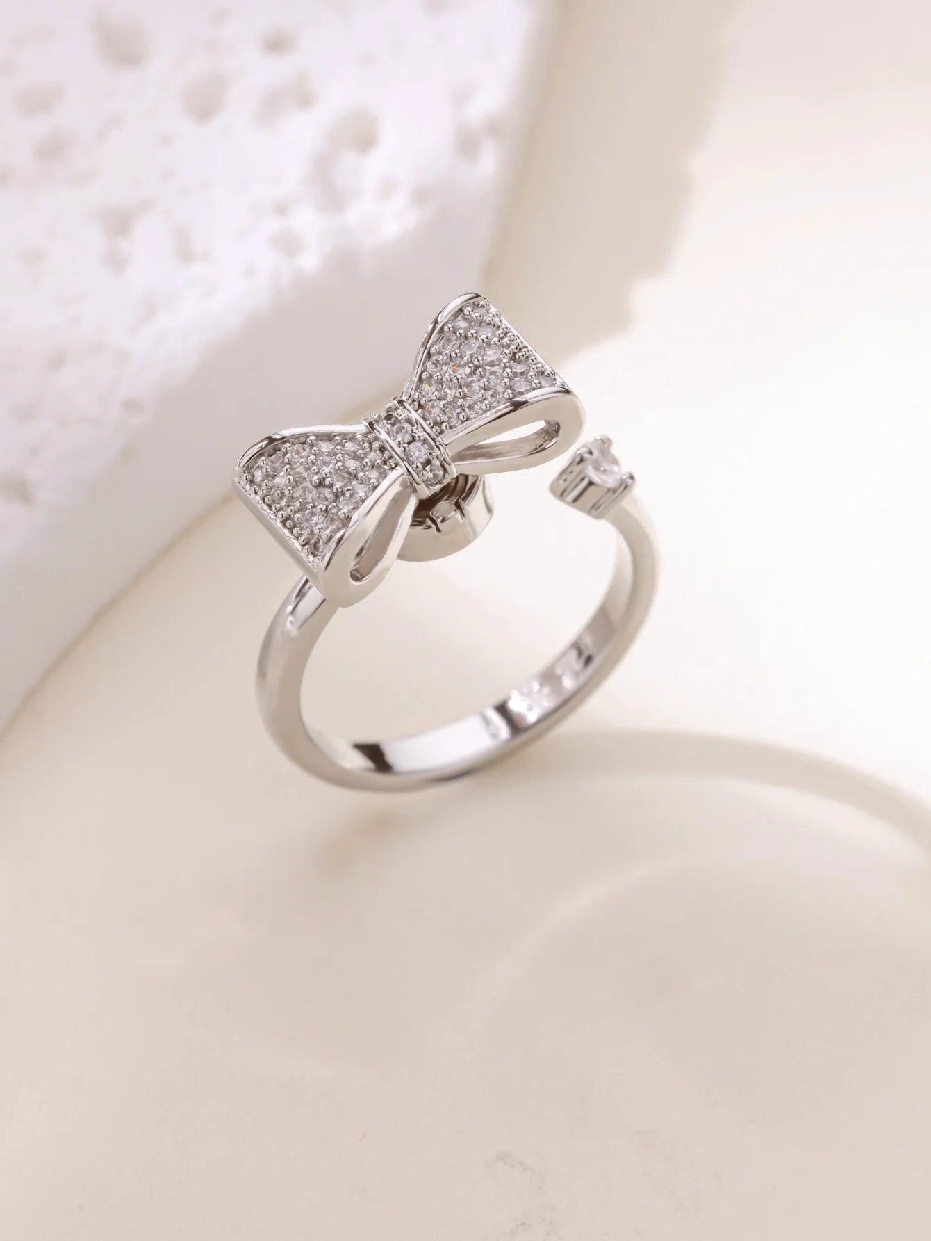 Luxury Four Clover Flower Ring – Fidget & Anti-Stress Design