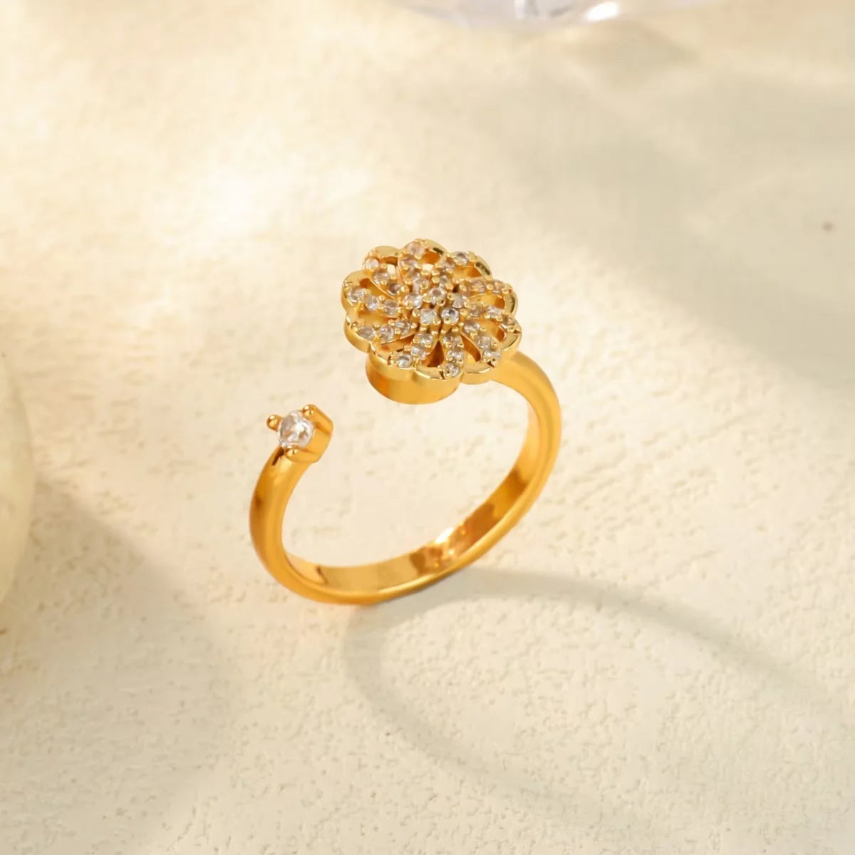 Luxury Four Clover Flower Ring – Fidget & Anti-Stress Design