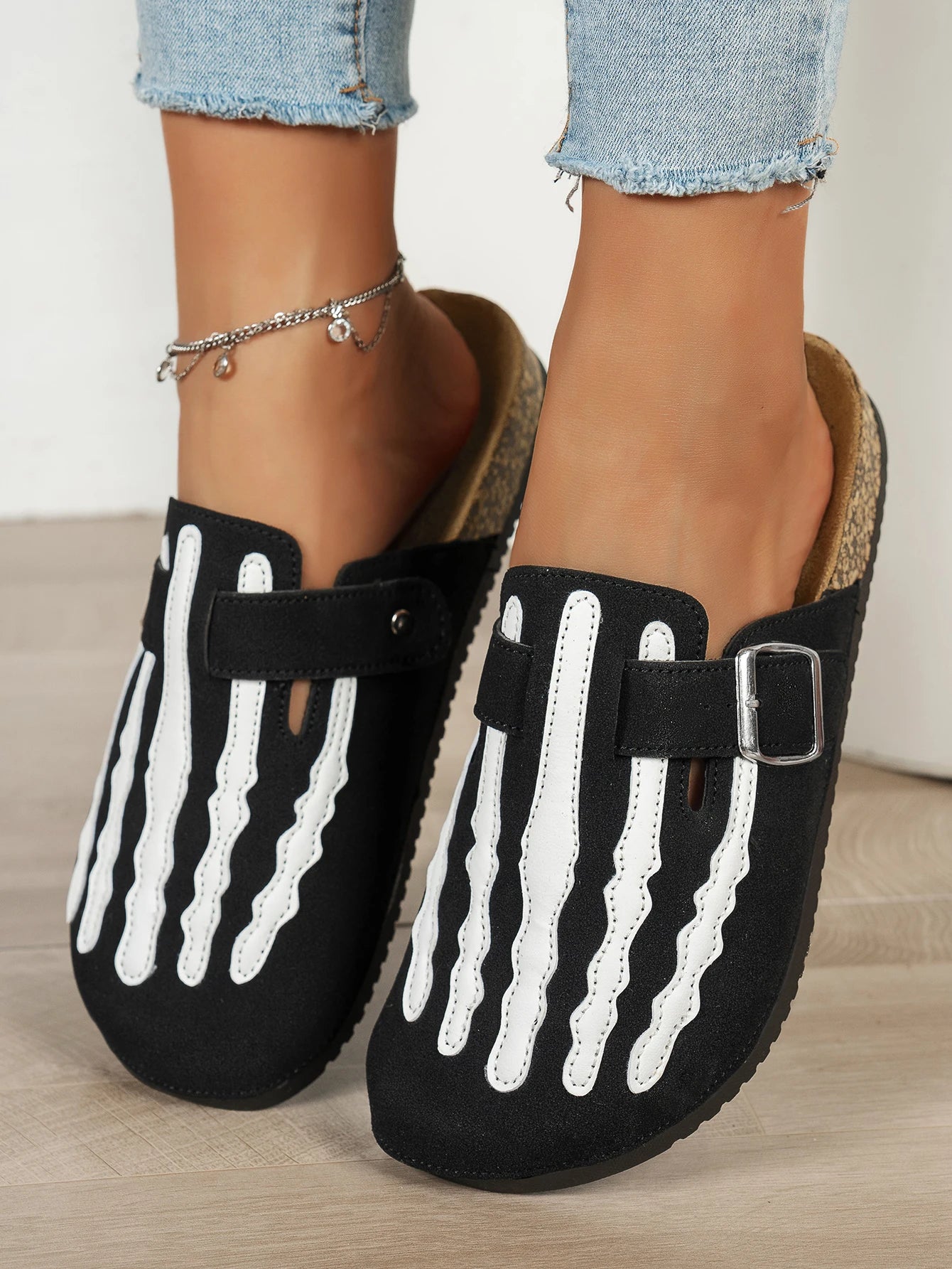 Women's New Half-Slip Halloween Trendy Skeleton Print Slip-On Design Sandals, Closed-Toe Low-Top Buckle Strap Casual Slippers, Suitable for Indoor and Outdoor Wear, Spring, Summer, and Autumn, Unique Street Style Simple Desig