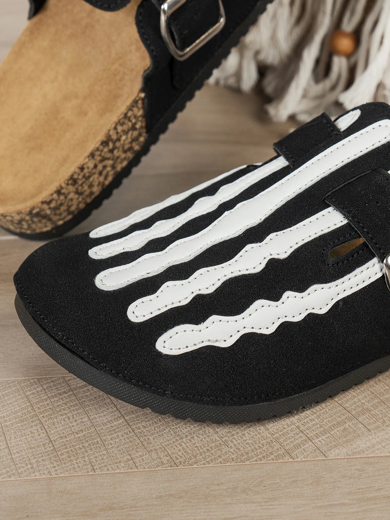 Women's New Half-Slip Halloween Trendy Skeleton Print Slip-On Design Sandals, Closed-Toe Low-Top Buckle Strap Casual Slippers, Suitable for Indoor and Outdoor Wear, Spring, Summer, and Autumn, Unique Street Style Simple Desig