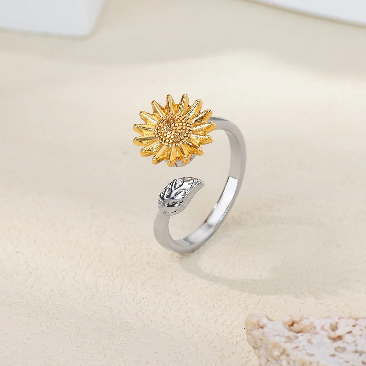 Luxury Four Clover Flower Ring – Fidget & Anti-Stress Design
