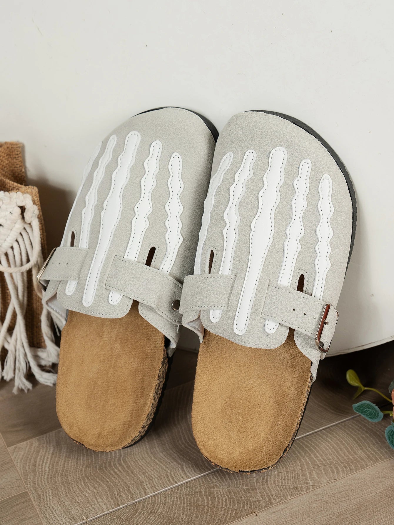 Women's New Half-Slip Halloween Trendy Skeleton Print Slip-On Design Sandals, Closed-Toe Low-Top Buckle Strap Casual Slippers, Suitable for Indoor and Outdoor Wear, Spring, Summer, and Autumn, Unique Street Style Simple Desig