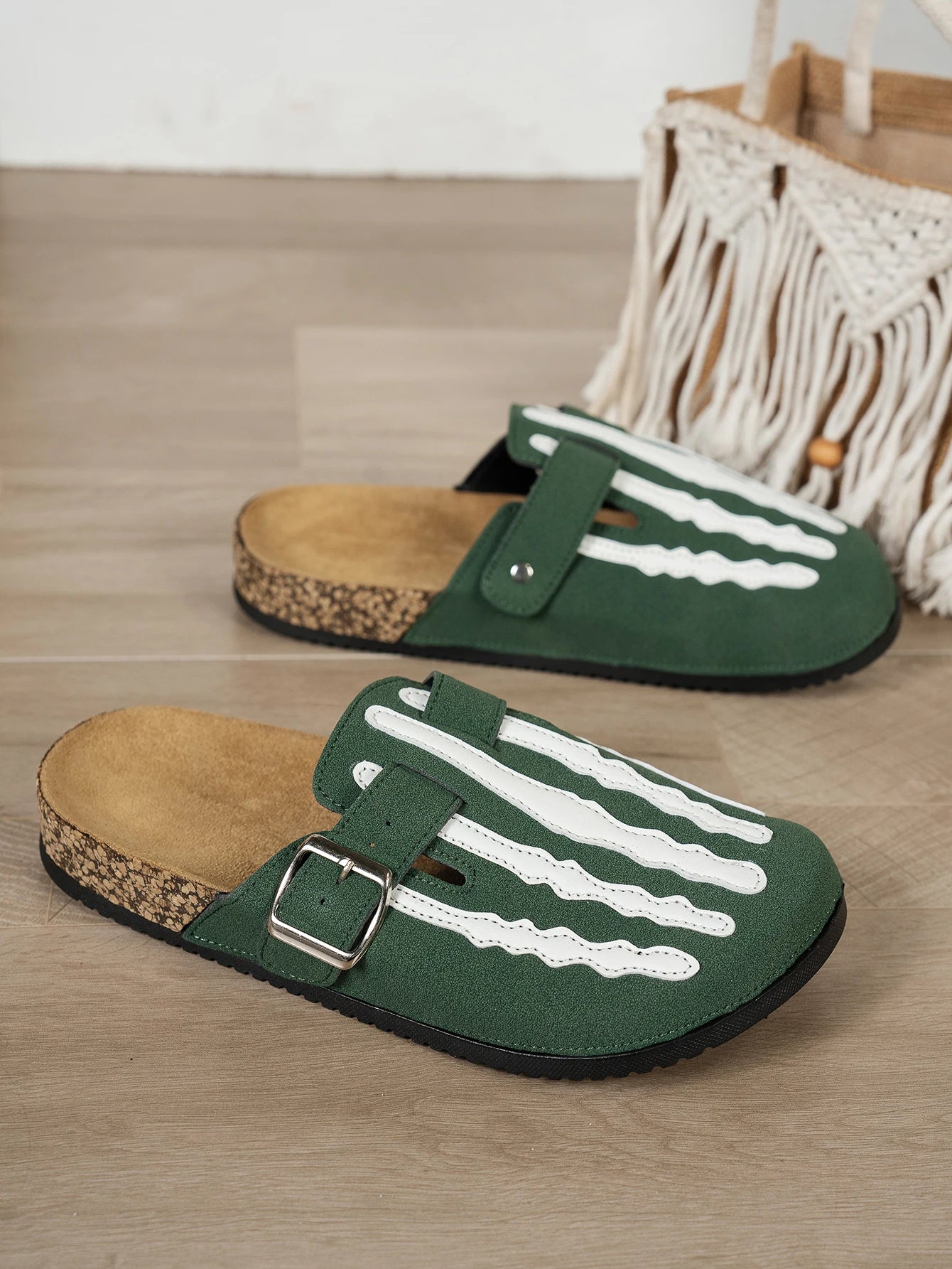 Women's New Half-Slip Halloween Trendy Skeleton Print Slip-On Design Sandals, Closed-Toe Low-Top Buckle Strap Casual Slippers, Suitable for Indoor and Outdoor Wear, Spring, Summer, and Autumn, Unique Street Style Simple Desig