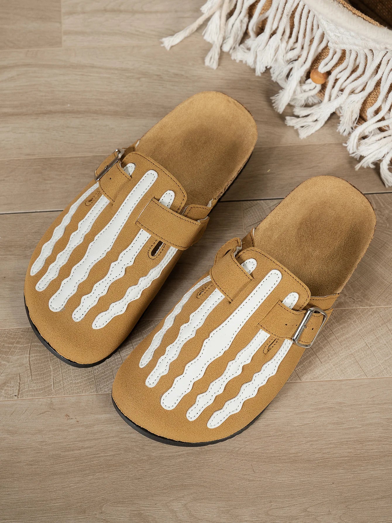 Women's New Half-Slip Halloween Trendy Skeleton Print Slip-On Design Sandals, Closed-Toe Low-Top Buckle Strap Casual Slippers, Suitable for Indoor and Outdoor Wear, Spring, Summer, and Autumn, Unique Street Style Simple Desig