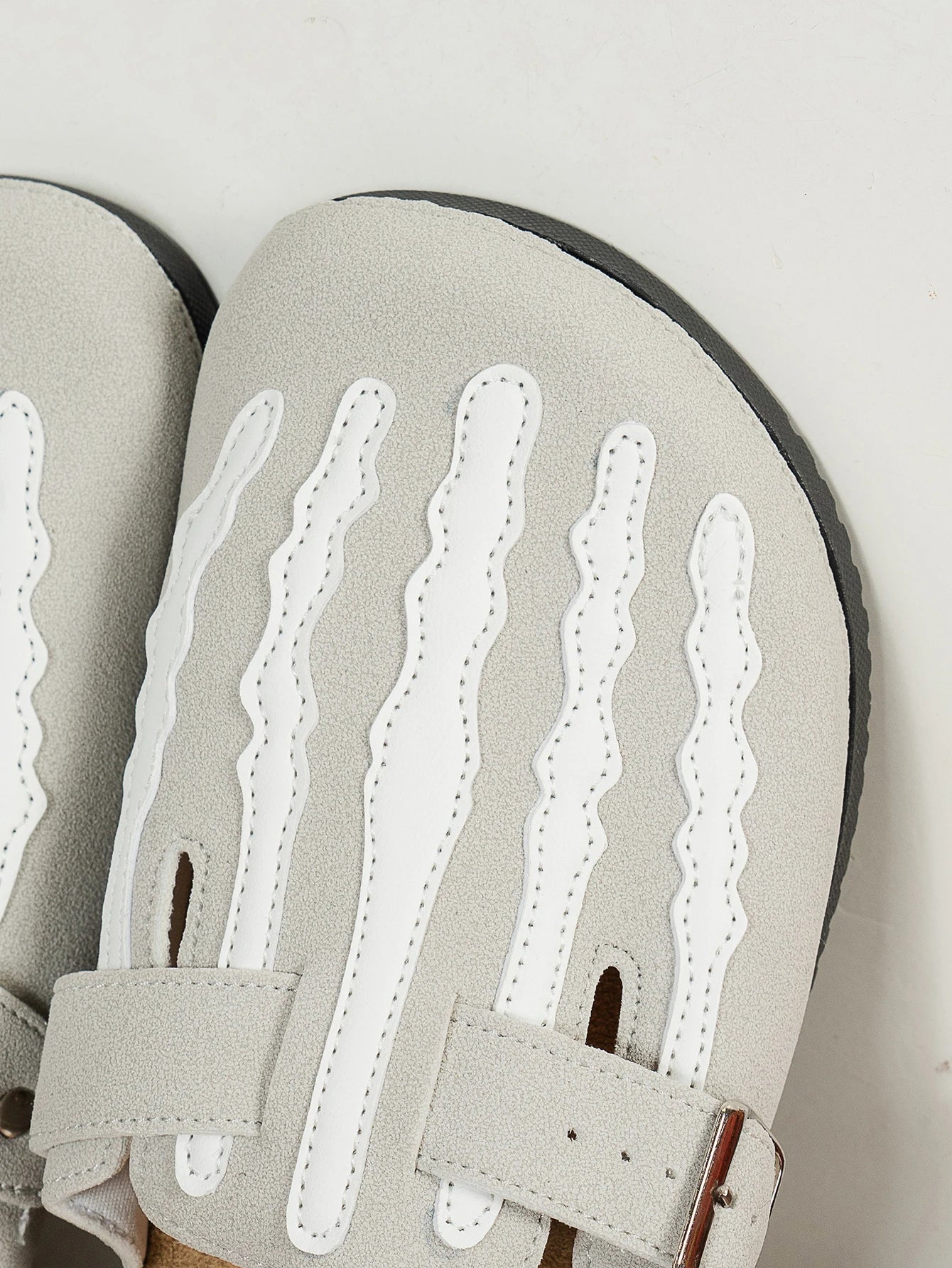 Women's New Half-Slip Halloween Trendy Skeleton Print Slip-On Design Sandals, Closed-Toe Low-Top Buckle Strap Casual Slippers, Suitable for Indoor and Outdoor Wear, Spring, Summer, and Autumn, Unique Street Style Simple Desig