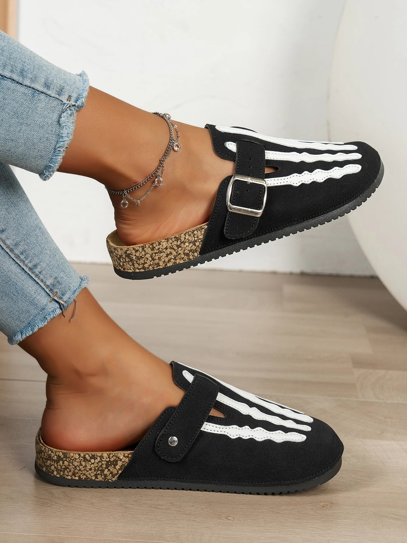 Women's New Half-Slip Halloween Trendy Skeleton Print Slip-On Design Sandals, Closed-Toe Low-Top Buckle Strap Casual Slippers, Suitable for Indoor and Outdoor Wear, Spring, Summer, and Autumn, Unique Street Style Simple Desig