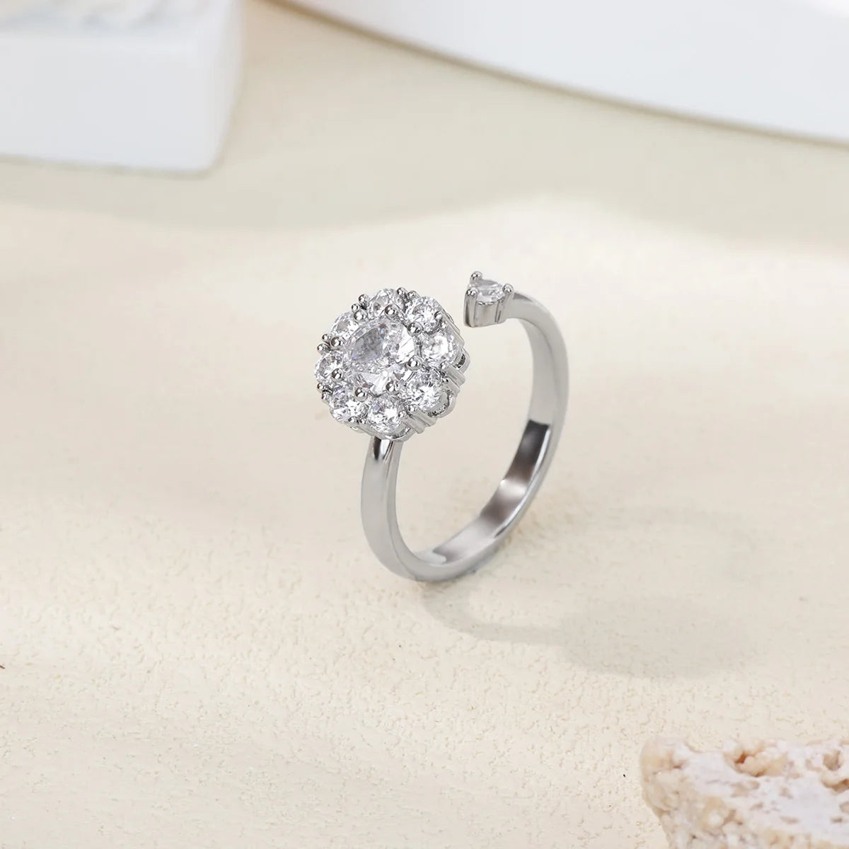 Luxury Four Clover Flower Ring – Fidget & Anti-Stress Design