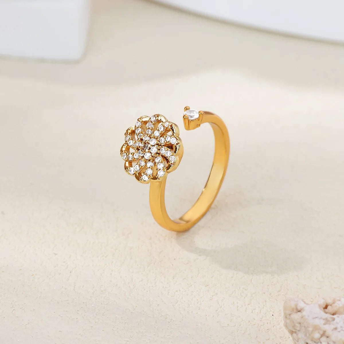Luxury Four Clover Flower Ring – Fidget & Anti-Stress Design