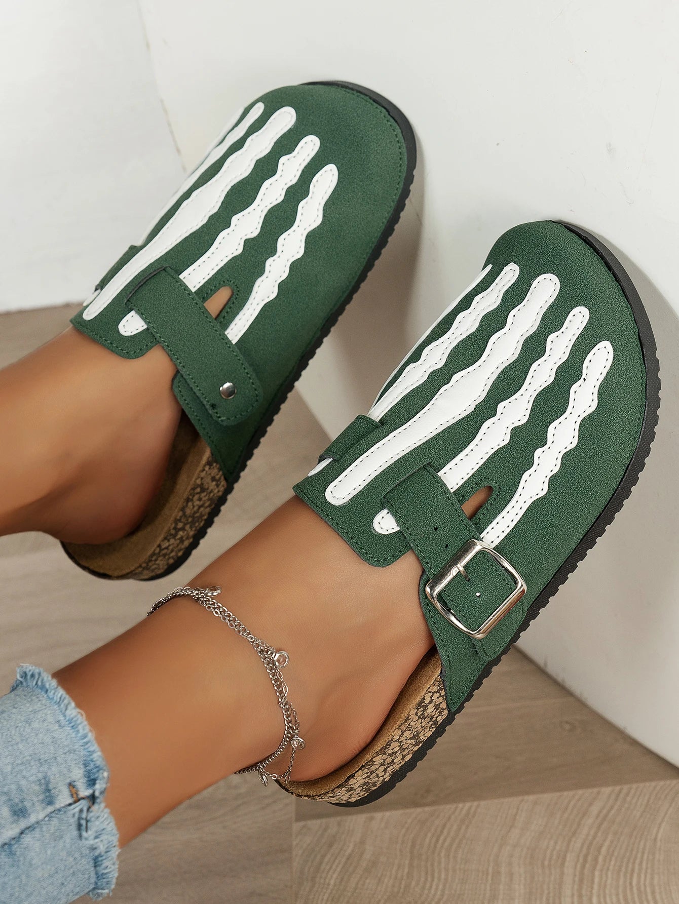 Women's New Half-Slip Halloween Trendy Skeleton Print Slip-On Design Sandals, Closed-Toe Low-Top Buckle Strap Casual Slippers, Suitable for Indoor and Outdoor Wear, Spring, Summer, and Autumn, Unique Street Style Simple Desig