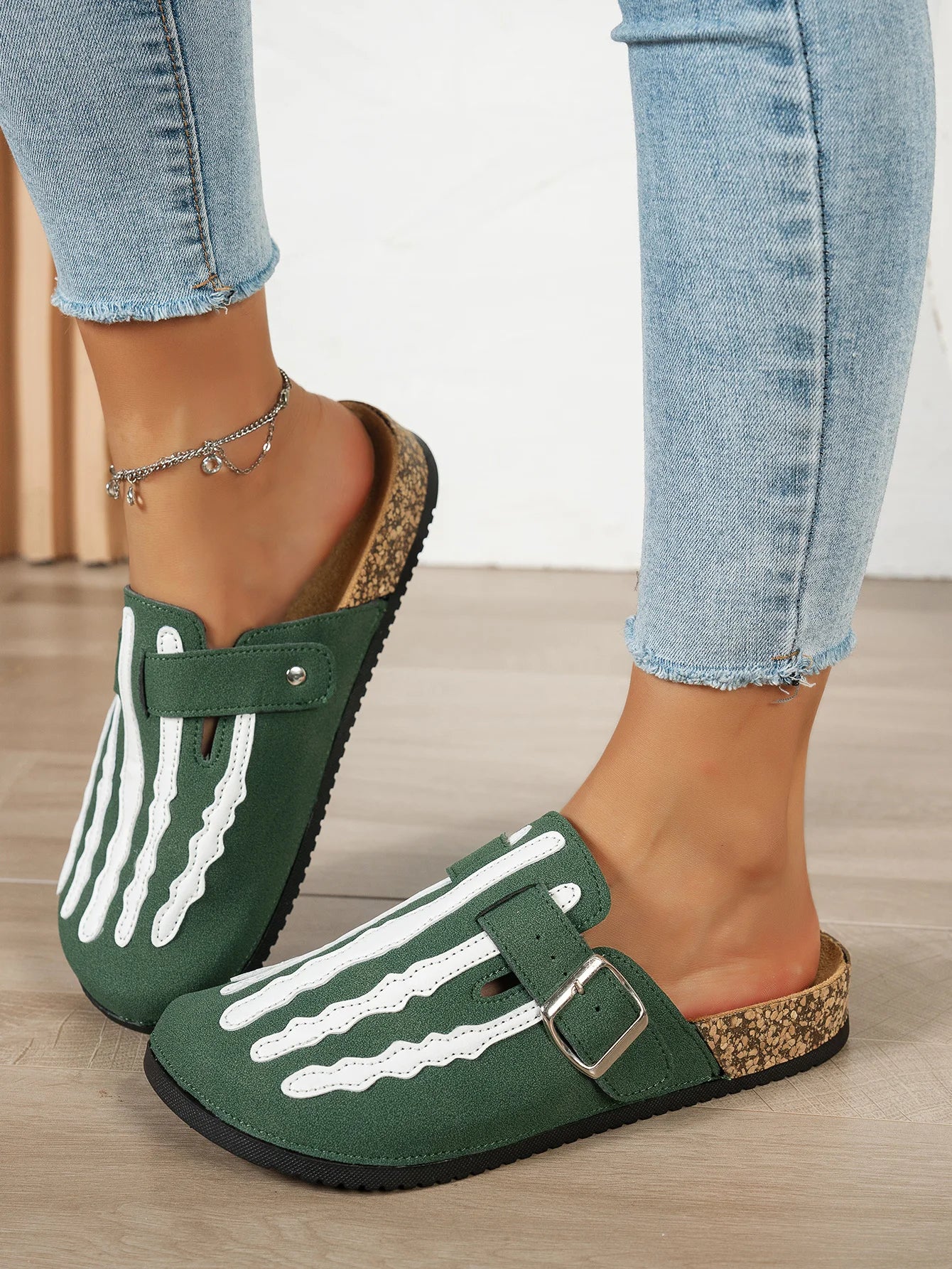 Women's New Half-Slip Halloween Trendy Skeleton Print Slip-On Design Sandals, Closed-Toe Low-Top Buckle Strap Casual Slippers, Suitable for Indoor and Outdoor Wear, Spring, Summer, and Autumn, Unique Street Style Simple Desig