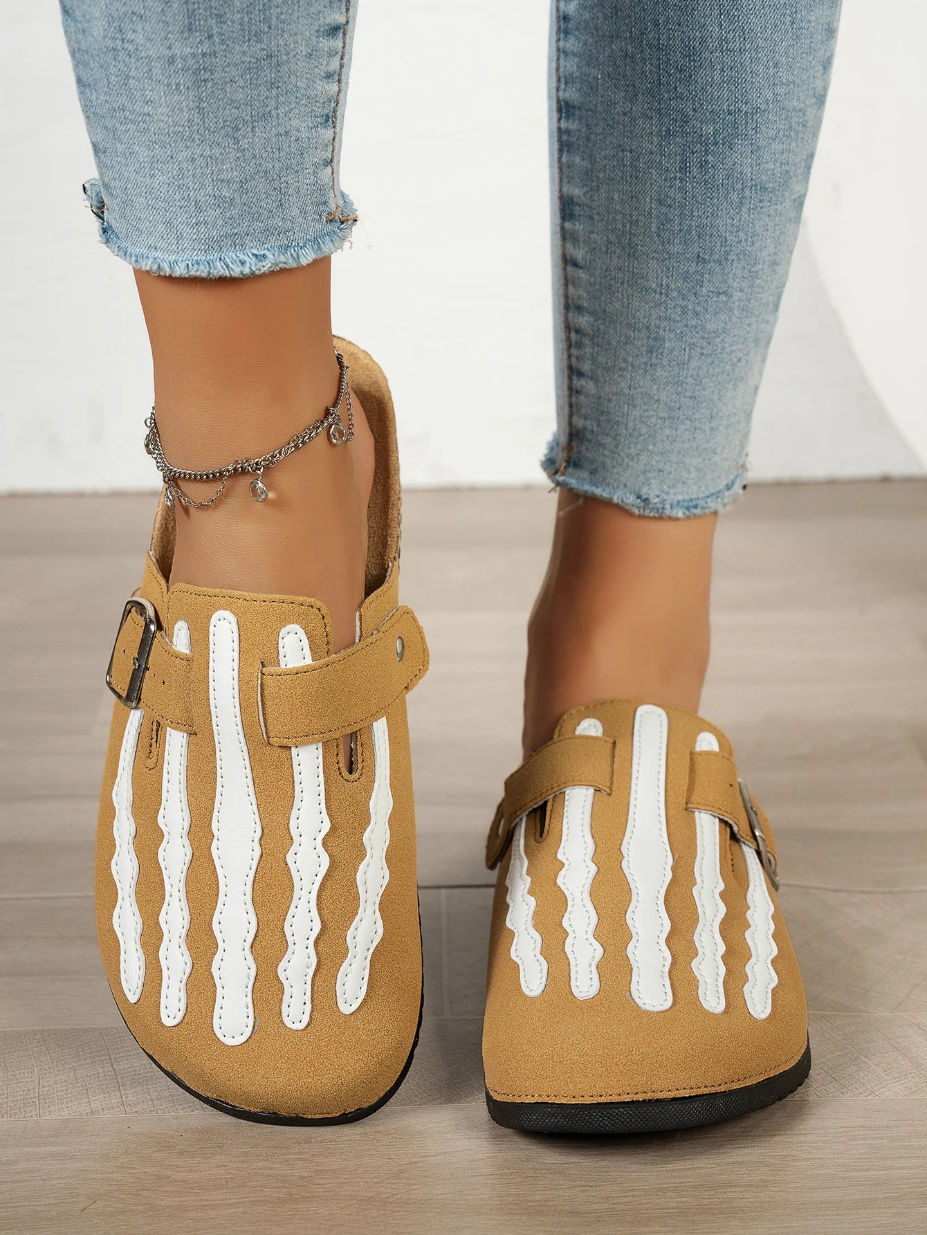 Women's New Half-Slip Halloween Trendy Skeleton Print Slip-On Design Sandals, Closed-Toe Low-Top Buckle Strap Casual Slippers, Suitable for Indoor and Outdoor Wear, Spring, Summer, and Autumn, Unique Street Style Simple Desig